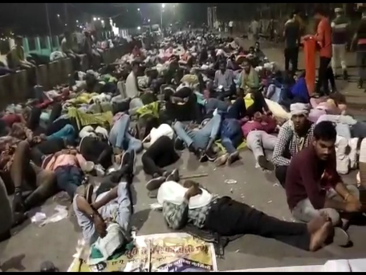 इस तरह सड़क पर लेट गए थे आंदोलनकारी।