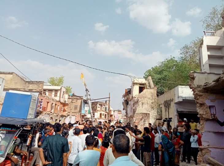 अतिक्रमण हटने के 5 दिन बाद एक वीडियो सामने आया। इसी वीडियो से यह विवाद बढ़ा।