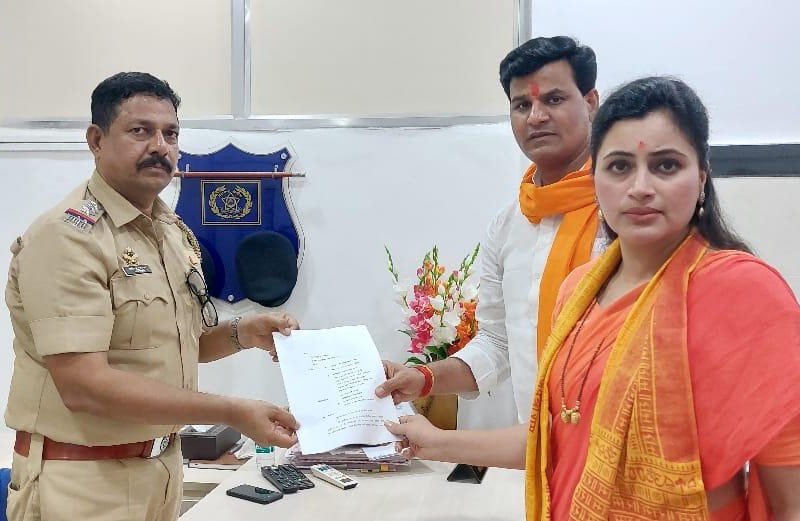 राणा दंपत्ति ने उनके घर के बाहर हंगामा करने वाले शिवसेना कार्यकर्ताओं के खिलाफ शिकायत दर्ज करवाई है।