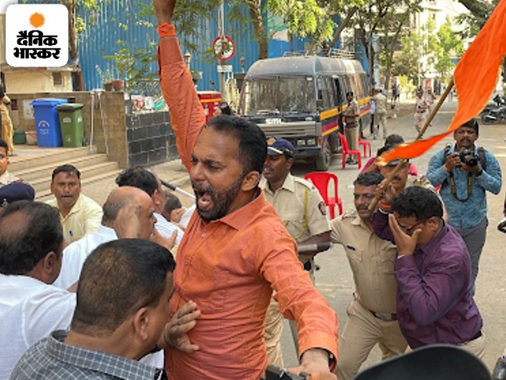 राणा दंपती के घर के बाहर शिवसैनिकों ने प्रदर्शन किया और उनके खिलाफ अपने बयान से माहौल खराब करने का केस भी दर्ज कराया।