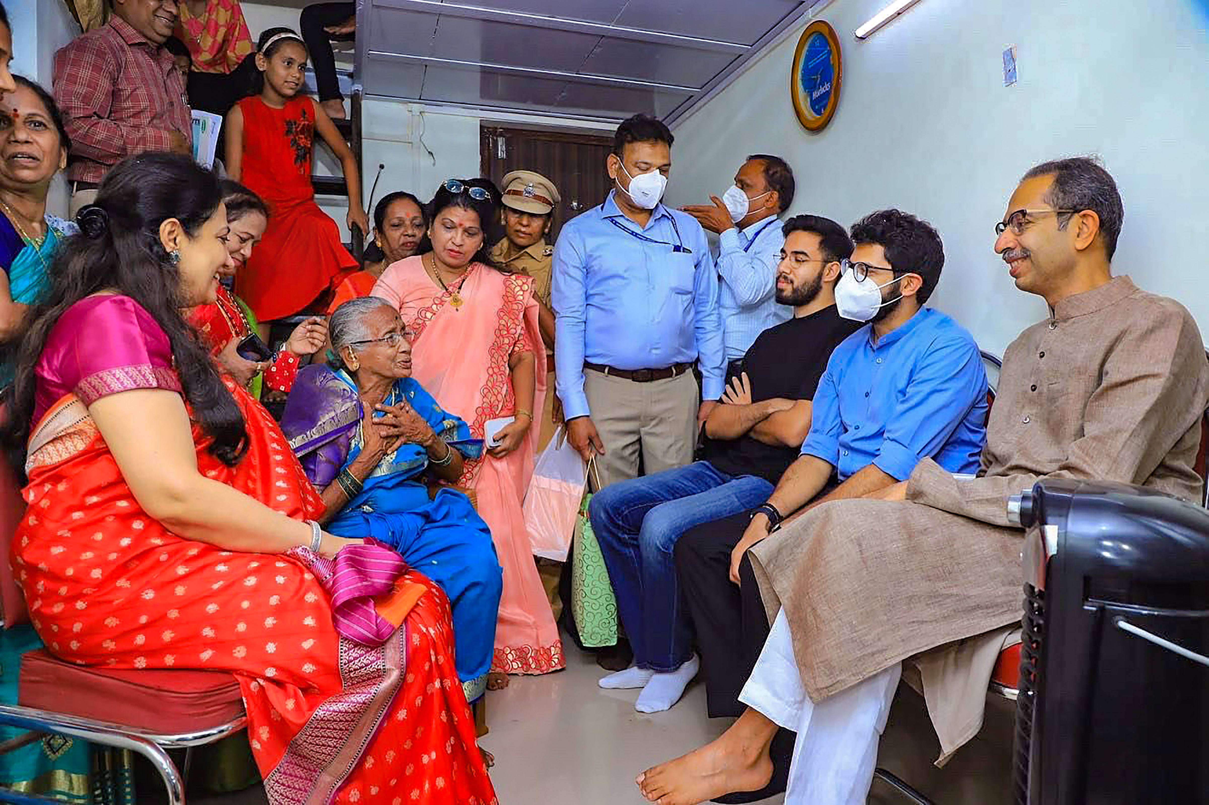 'मातोश्री' के बाहर दो दिनों तक बैठ कर नवनीत राणा को रोकने का प्रयास करने वाली 80 साल की बुजुर्ग से मिलने पहुंचे CM ठाकरे।