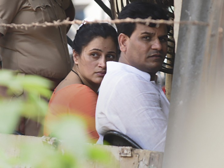 सांसद नवनीत राणा को मुंबई की भायखला महिला जेल में रखा गया है और रवि राणा को तालोजा जेल में शिफ्ट किया गया है।