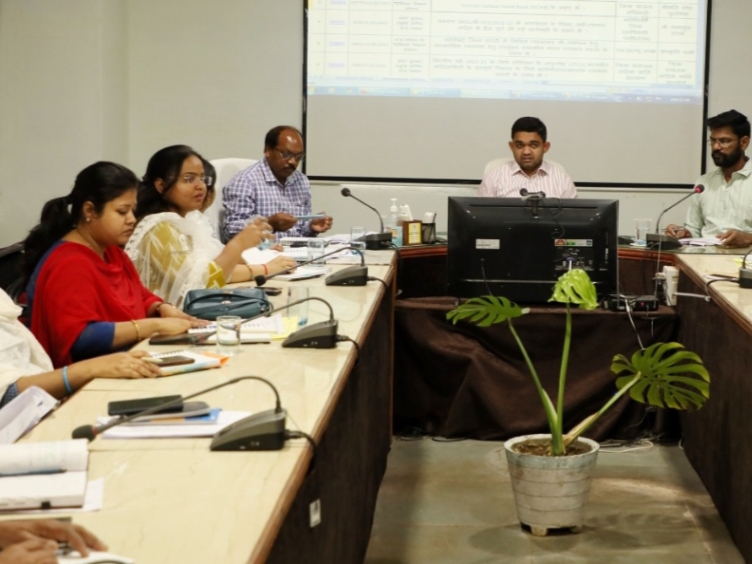 Katni Collector said PM housing important scheme, SDM should take the