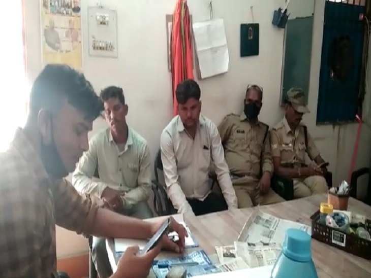 परिजनों से पूछताछ कर रही पुलिस।