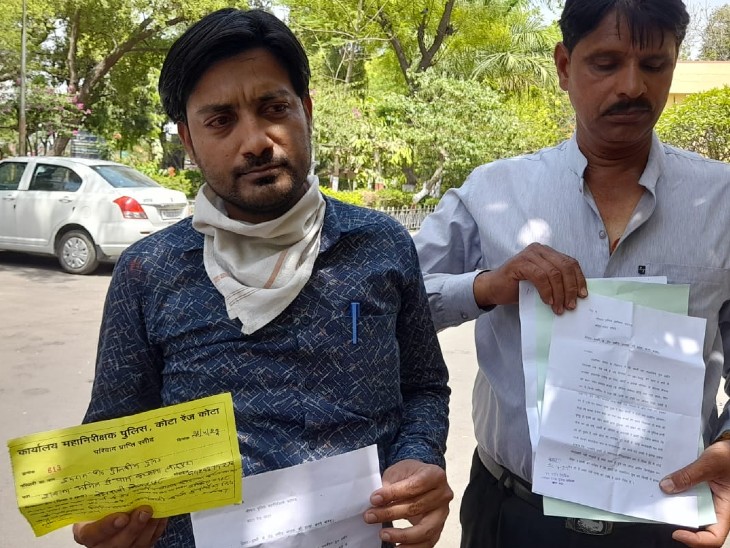 कोटा रेंज IG को ज्ञापन देने पहुंचे मृतक अबीर के पिता इमरान व नाना सईद।