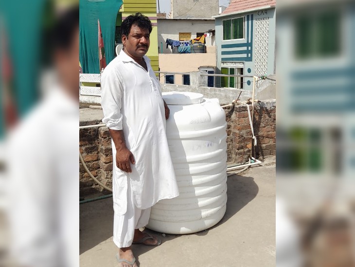 इसी पानी की टंकी में मिला मासूम का शव। बच्चा छत पर कैसे पहुंचा और 500 लीटर की टंकी का ढक्कन हटाया, ये अनसुलझे सवाल हत्या की आशंका व्यक्त कर रहे हैं।