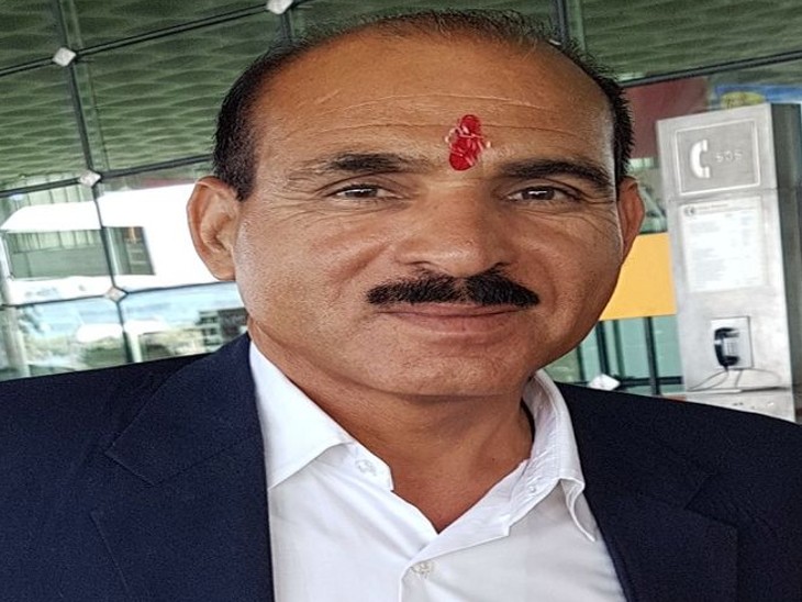 मृतक ओम प्रकाश सैनी (54) प्रॉपर्टी डीलर का काम करते थे।