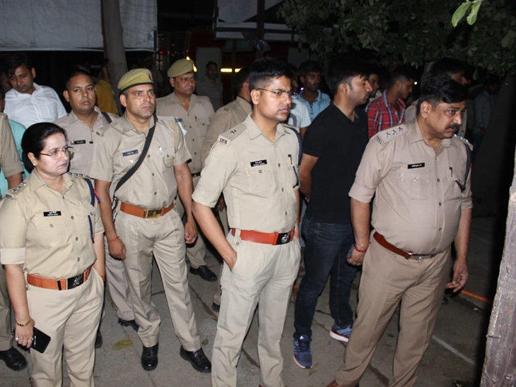 मेरठ : हाईटेंशन तार टूटने से गंगानगर थाने में लगी आग, भाग कर जान बचाई लिए सीओ व इंस्पेक्टर समेत 30 पुलिसकर्मी ने, 100 से ज्यादा वाहन जलकर हुए राख सीओ पूनम सिरोही और अन्य अधिकारी मौके पर मौजूद होकर आग बुझाने के प्रयास को देखते हुए।