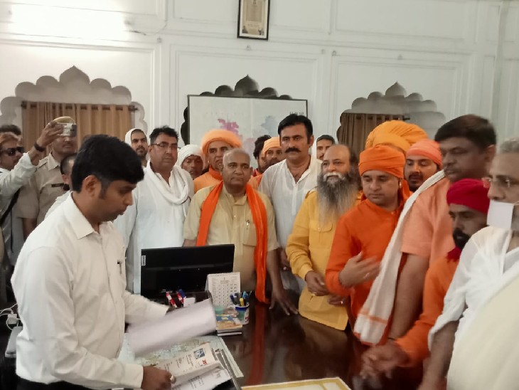 सांसद बालक नाथ के साथ अन्य समाज के साधु-संतों ने कलेक्टर को ज्ञापन सौंपा। उन्होंने कहा कि सरकार देवी-देवताओं का अपमान कर रही है।