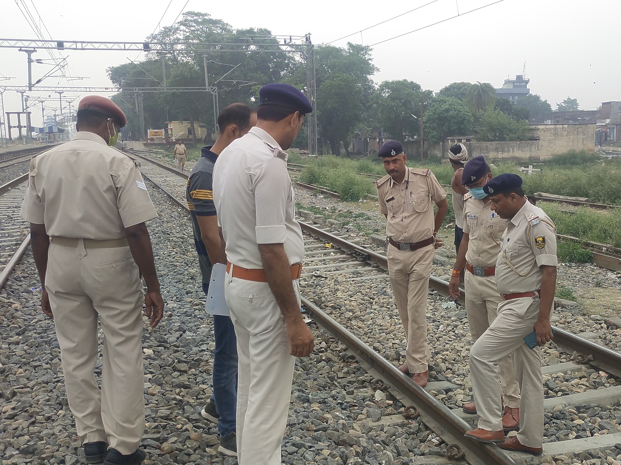 रेलवे कर्मियों ने देखी लाश; सीने पर लिखा है मर्द, पहचान में जुटी पुलिस |  Bihar News; dead body found near railway station in bagaha - Dainik Bhaskar