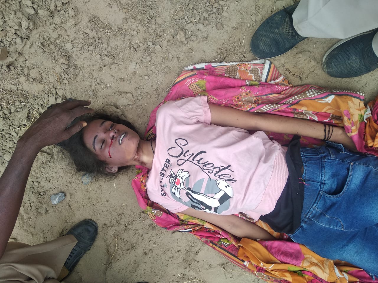 The body was thrown away on the roadside पटना के दानापुर में युवती की हत्या शव को सड़क किनारे