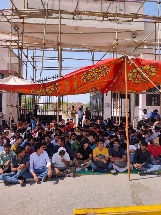 विरोध रकते स्टूडेन्ट।