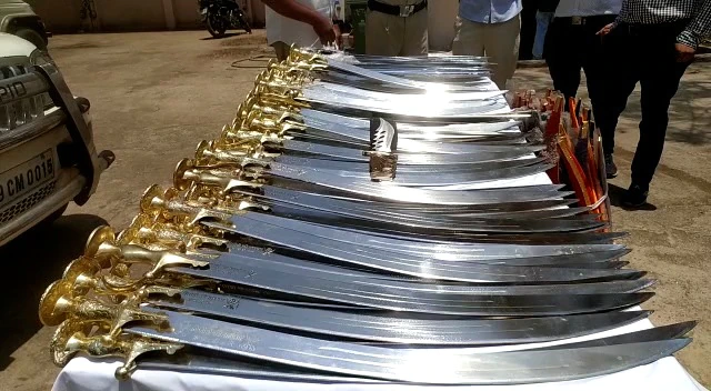 पुलिस को 89 तलवारें और 1 खंजर बरामद हुआ है।