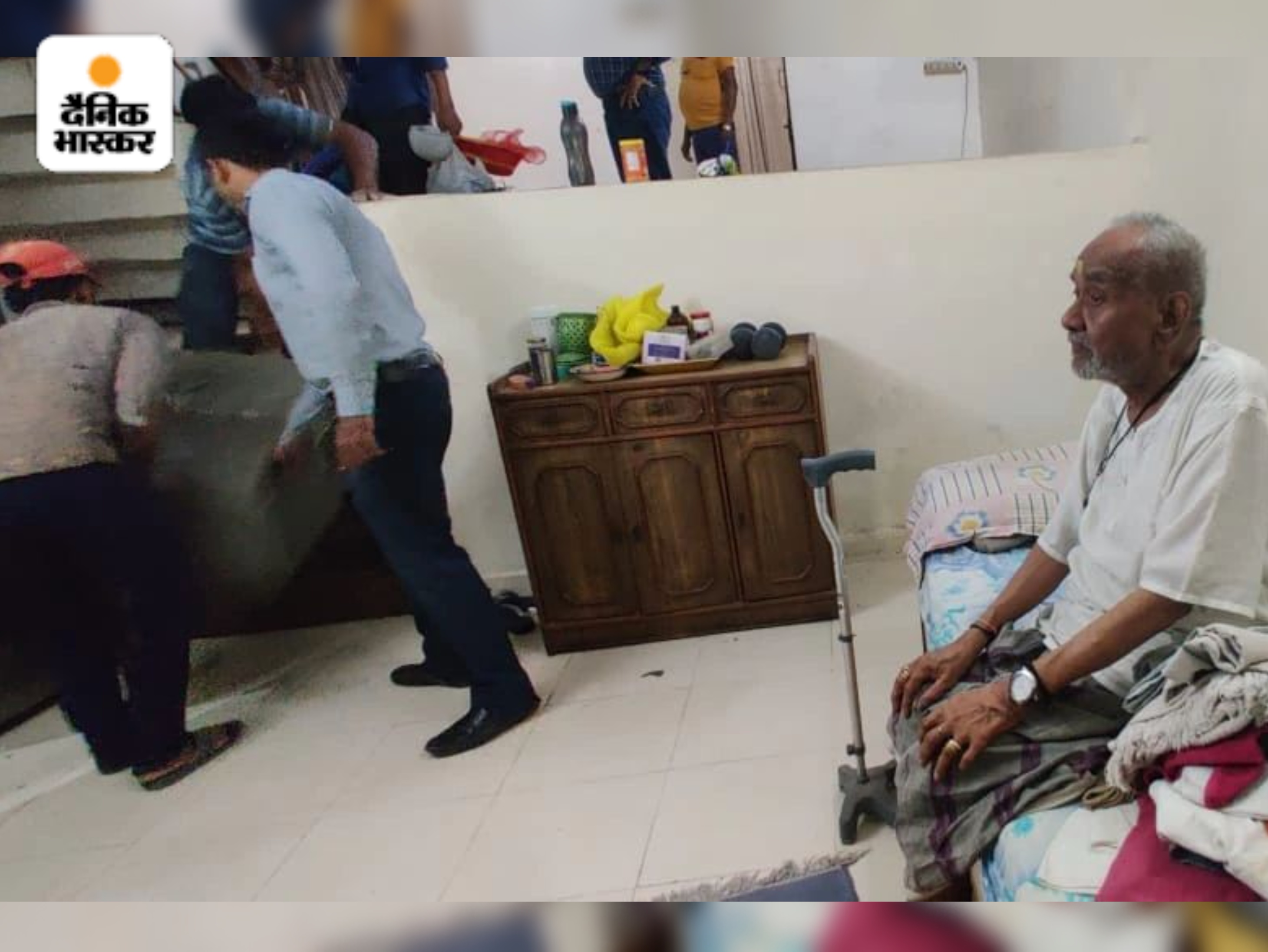 बेटी मधुमिता के अनुसार अधिकारी, मजदूरों के साथ दोपहर 1 बजे घर के अंदर आए और सामान बाहर करने लगे।