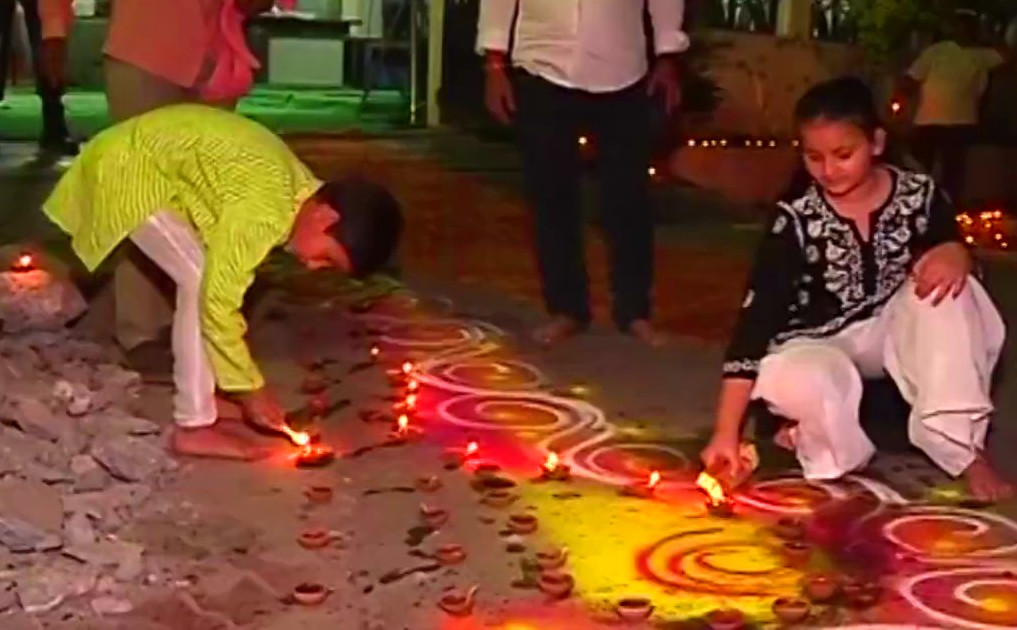 नवनीत राणा के दोनों बच्चे लगातार उनका इंतजार कर रहे हैं।