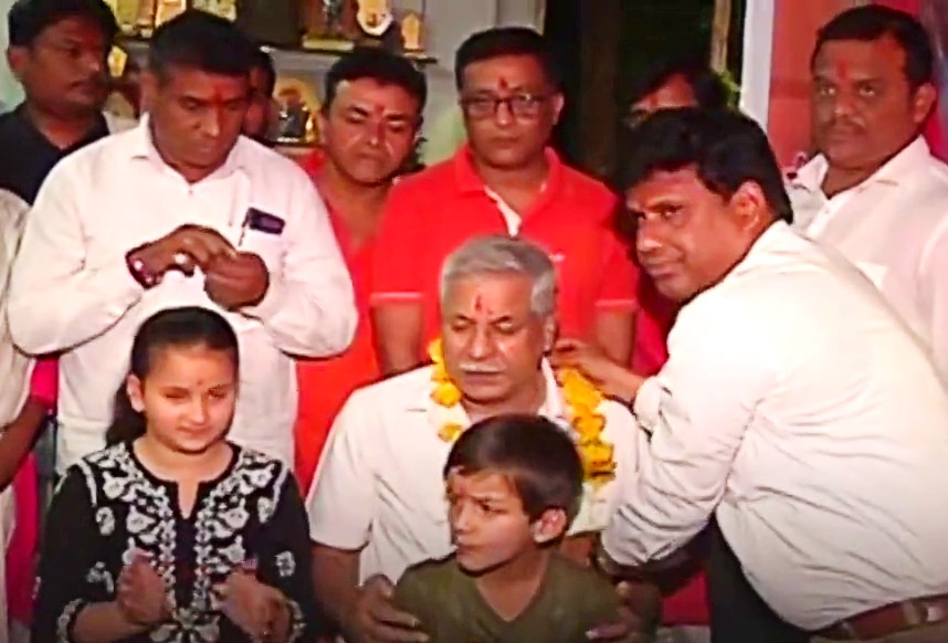 इस पूजा में सैंकड़ों कार्यकर्ता भी शामिल हुए हैं।