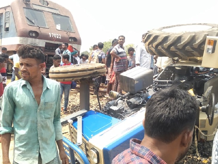कान में ईयर फोन लगाकर ट्रैक्टर चालक ने मार दी Bhagalpur जा रही ट्रेन में टक्कर, Passenger Train की चपेट में आया ट्रैक्टर, चालक की मौत, कई की हालत गंभीर