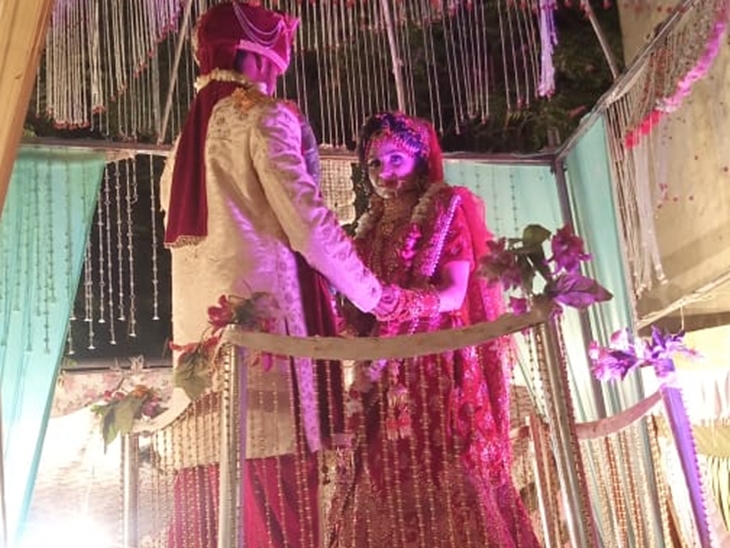 ব্যৰ্থ প্ৰেম! বিয়াঘৰত ভয়ংকৰ কাণ্ড সংঘটিত কৰিলে কইনাৰ প্ৰাক্তন প্ৰেমিকে, গ্ৰেপ্তাৰ 1 काजल की बारात नोएडा से आई थी। दूल्हे को वरमाला डालने के बाद दुल्हन कमरे में गई थी।