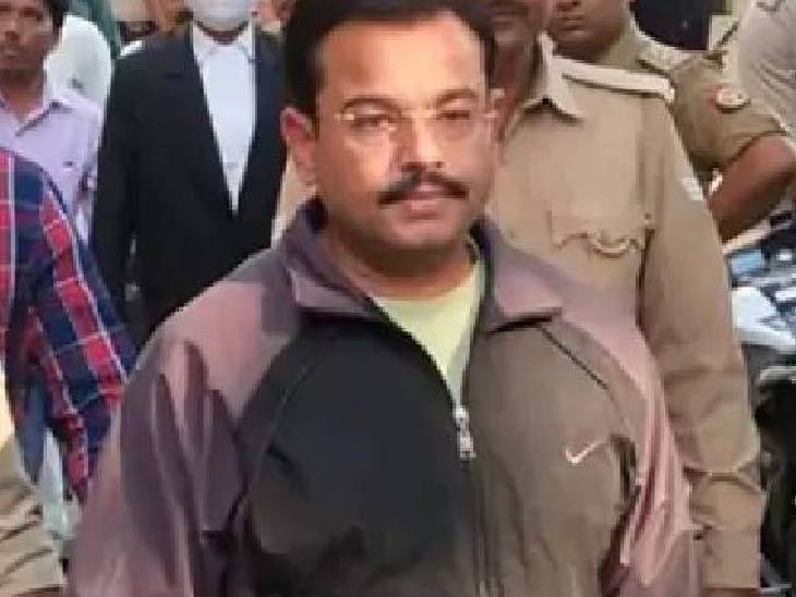 जेल में रोजाना आशीष मिश्रा के लिए घर से ब्रेकफास्ट, लंच और डिनर आता है। यही नहीं स्पेशल पान की भी व्यवस्था की गई है।