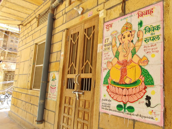 जैसलमेर के हर समाज के घर के बाहर मिलेगी सागर जी भाटिया की बनाई पेंटिंग।