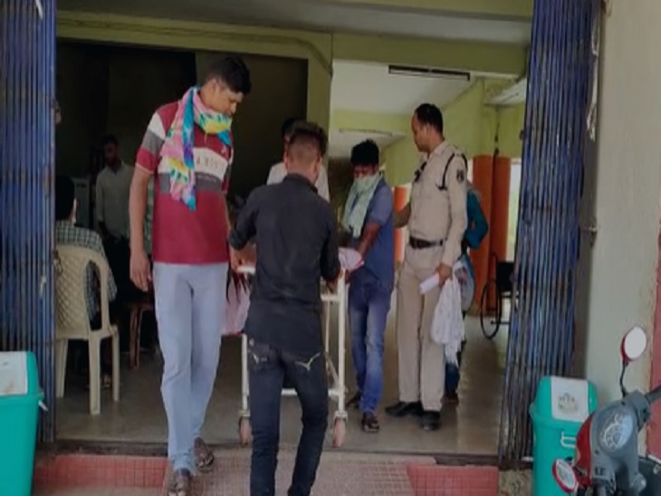 अस्पताल से पीएम के बाद शव को परिजन गर ले गए ।