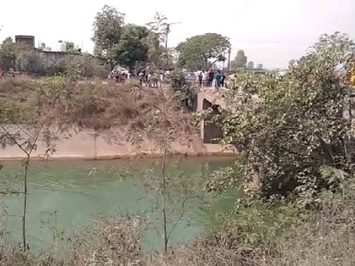 पुलिया की रेलिंग तो तोड़ती हुई कार नहर में जा गिरी है।