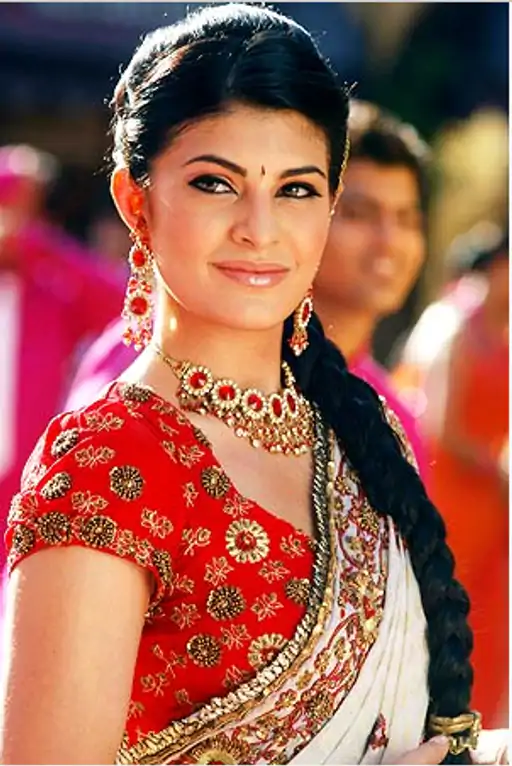 जैकलीन फर्नांडीज का जन्म श्रीलंका में हुआ है। वे एक्टर और मॉडल हैं और टीवी रिपोर्टर के तौर पर भी काम चुकी हैं।