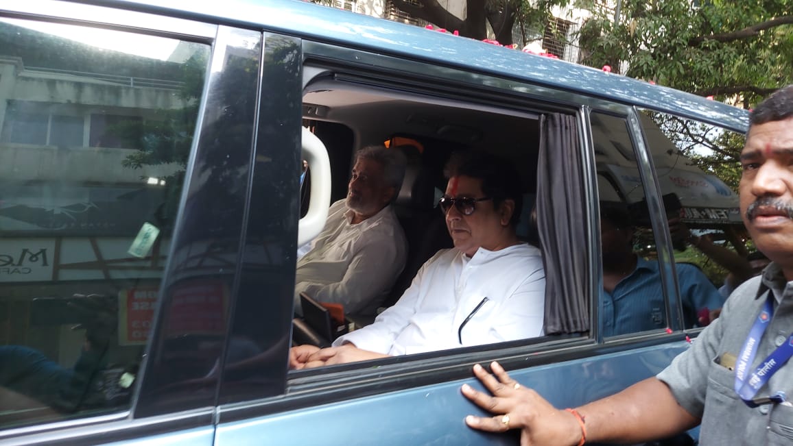 राज के साथ 100 गाड़ियों का काफिला भी पुणे से औरंगाबाद जा रहा है।