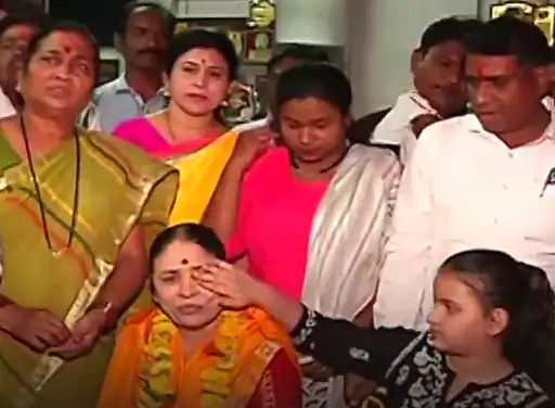 राणा दंपती के अमरावती स्थित घर पर उनका पूरा परिवार इंतजार कर रहा है।