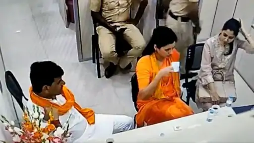 पुलिस स्टेशन में दोनों के आराम से बैठ चाय पीने का वीडियो सामने आया था।