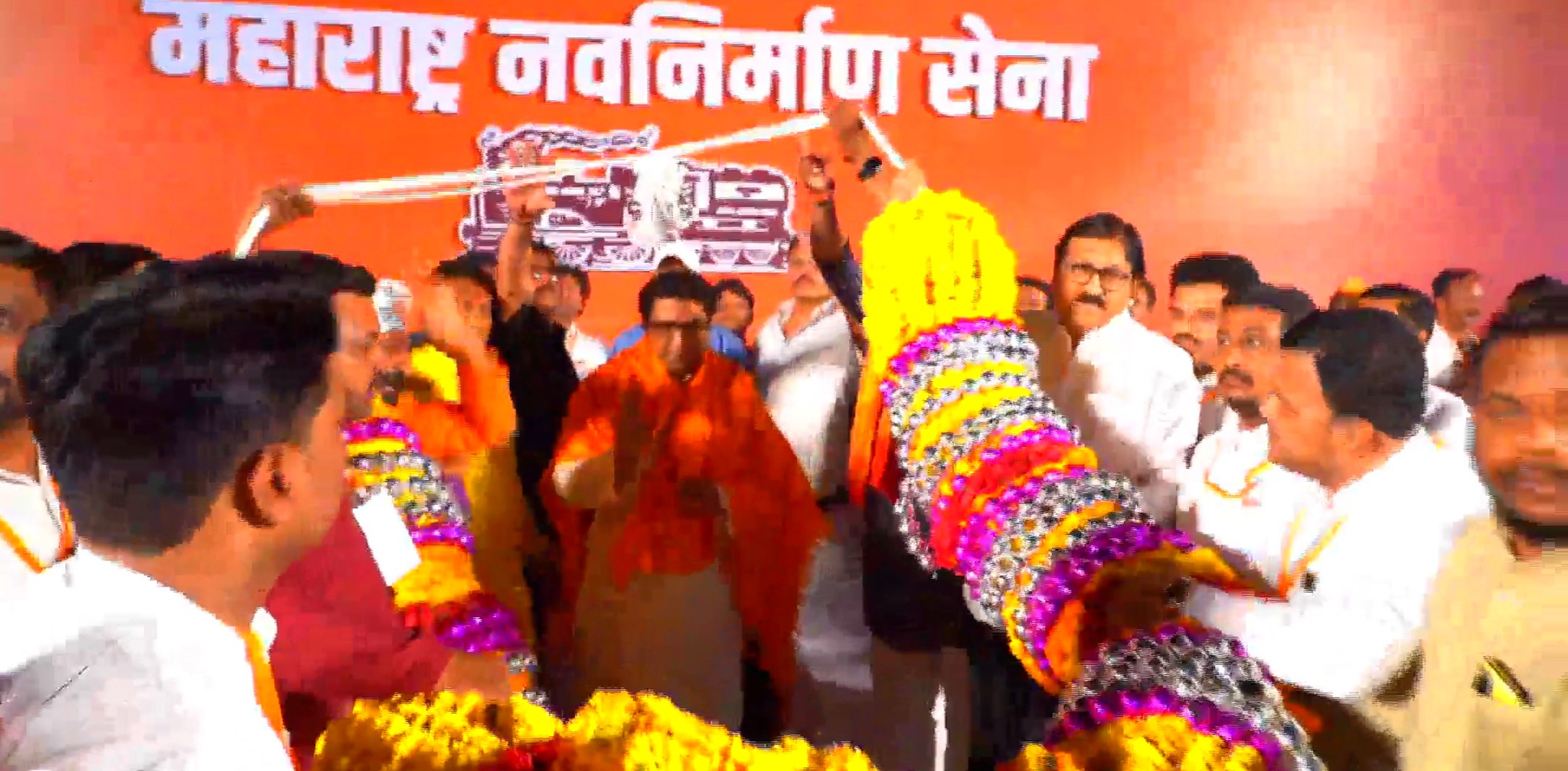 औरंगाबाद में सभा से पहले राज ठाकरे को विशाल हार पहनाया गया।