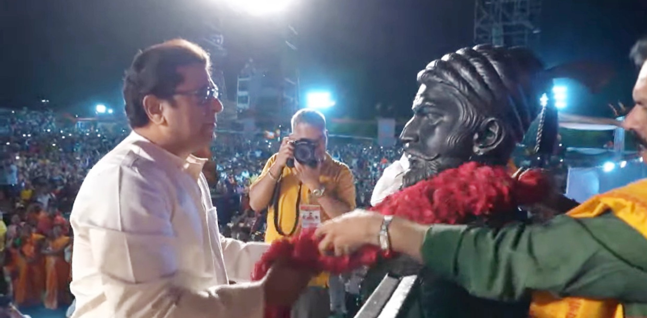 मंच पर स्थापित छत्रपति शिवाजी महाराज की प्रतिमा पर माल्यार्पण मनसे चीफ ने किया।