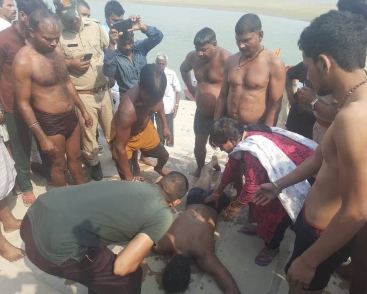 अयोध्या के सरयू नदी में स्नान करते समय बिहार के सिवान जिले का 20 साल के युवक की नदी में डूबकर मौत हो गई - Dainik Bhaskar