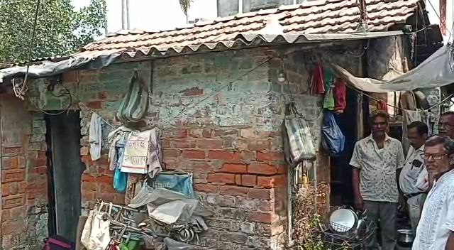हुगली की इसी झोपड़ी में अपने परिवार के साथ रहते हैं बंगाल की फुटबॉल टीम के कप्तान मोनोतोश चकलादर।