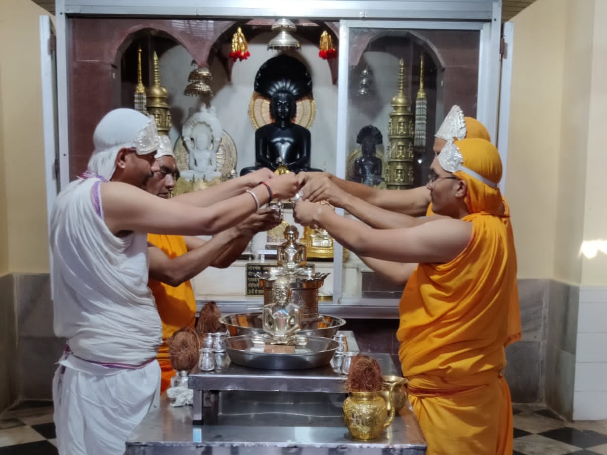 In the 1008 Parsvnath Dingbar Jain temple, anointed with 108 urns ...