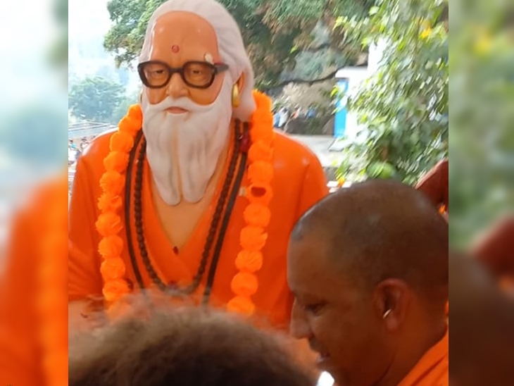 बिथ्यानी के महायोगी गुरु अवेद्यनाथ राजकीय महाविद्यालय में अपने गुरु अवेद्यनाथ की मूर्ति का अनावरण करते मुख्यमंत्री योगी आदित्यनाथ।
