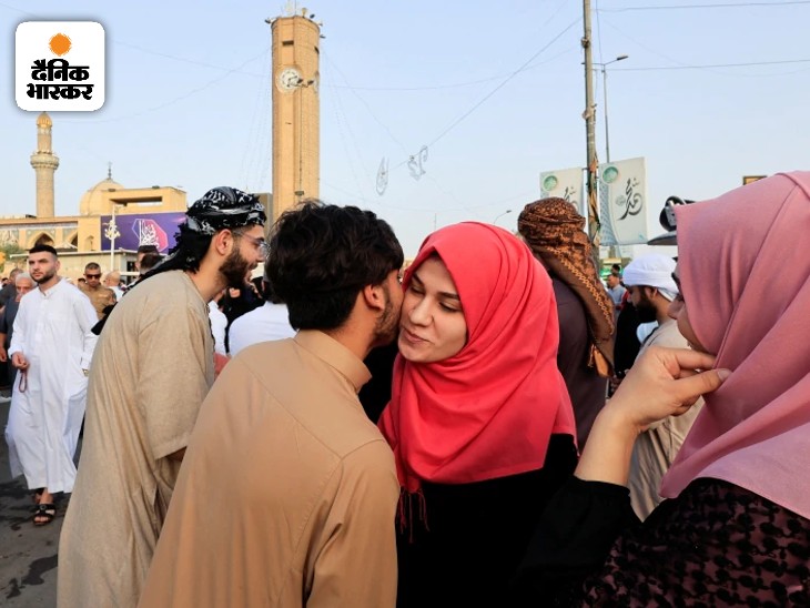 बगदाद में अबू हनीफा मस्जिद के बाहर गले मिलकर ईद-उल-फितर की मुबारक देते लोग।