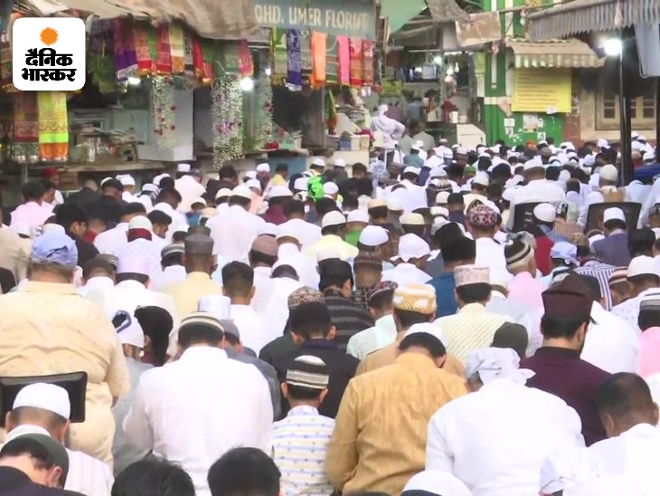 मुंबई की माहिम दरगाह में नमाज अदा करते लोग। इस दौरान देश में अमन-शांति की दुआ मांगी गई।