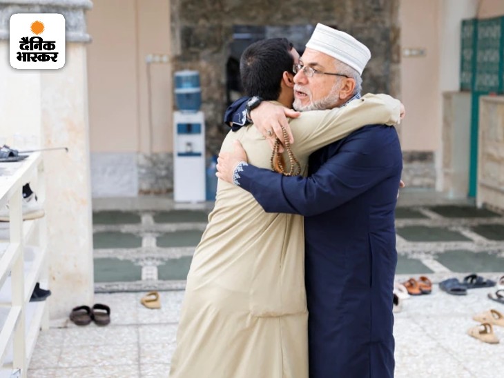 इराक के मोसुल में नमाज के बाद एक दूसरे के गले मिलकर ईद का जश्न मनाते दो दोस्त।