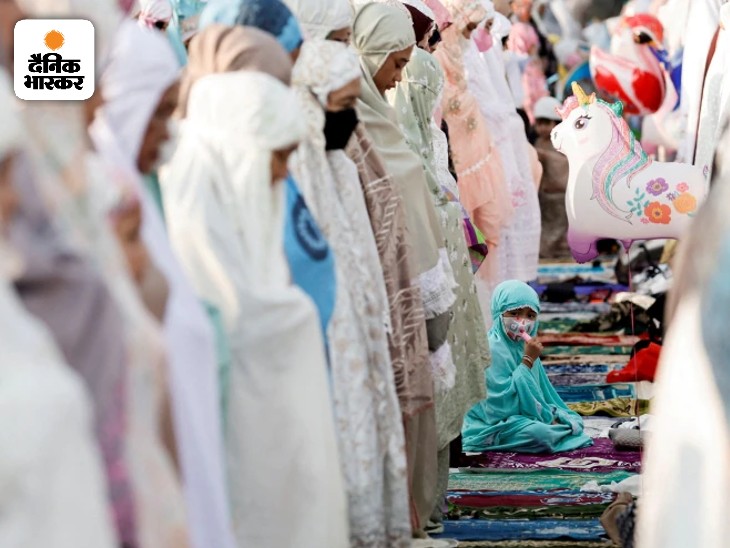 इंडोनेशिया के जकार्ता में सुंडा केलापा पोर्ट पर सामूहिक नमाज पढ़ते लोग और इन सब के बीच बैठी एक छोटी बच्ची।