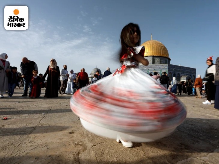 यह तस्वीर यरूशलम शहर की है। इसमें नमाज के बाद नाच कर ईद का जश्न मनाती एक छोटी बच्ची दिख रही है।