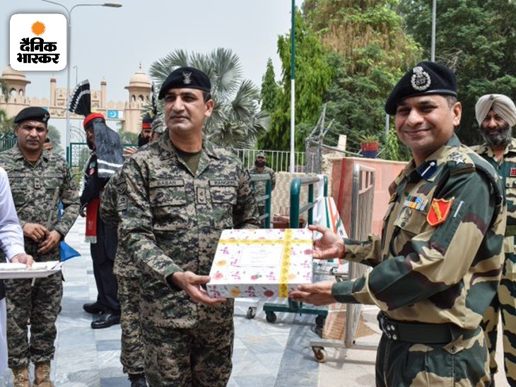 पंजाब के हुसैनीवाला में संयुक्त चेक पोस्ट पर ईद पर सीमा सुरक्षा बल और पाकिस्तान रेंजर्स ने एक दूसरे को मिठाई दी।