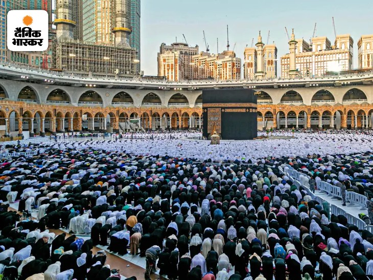 सऊदी अरब के पवित्र शहर मक्का में हजारों की संख्या में नमाज पढ़ते लोग।