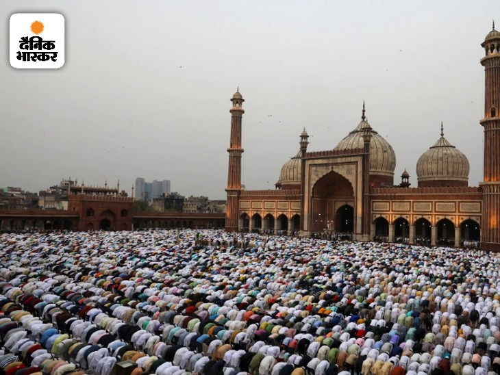 यह तस्वीर दिल्ली की जामा मस्जिद की है। मंगलवार को यहां हजारों लोगों ने मिलकर ईद की नमाज अदा की।