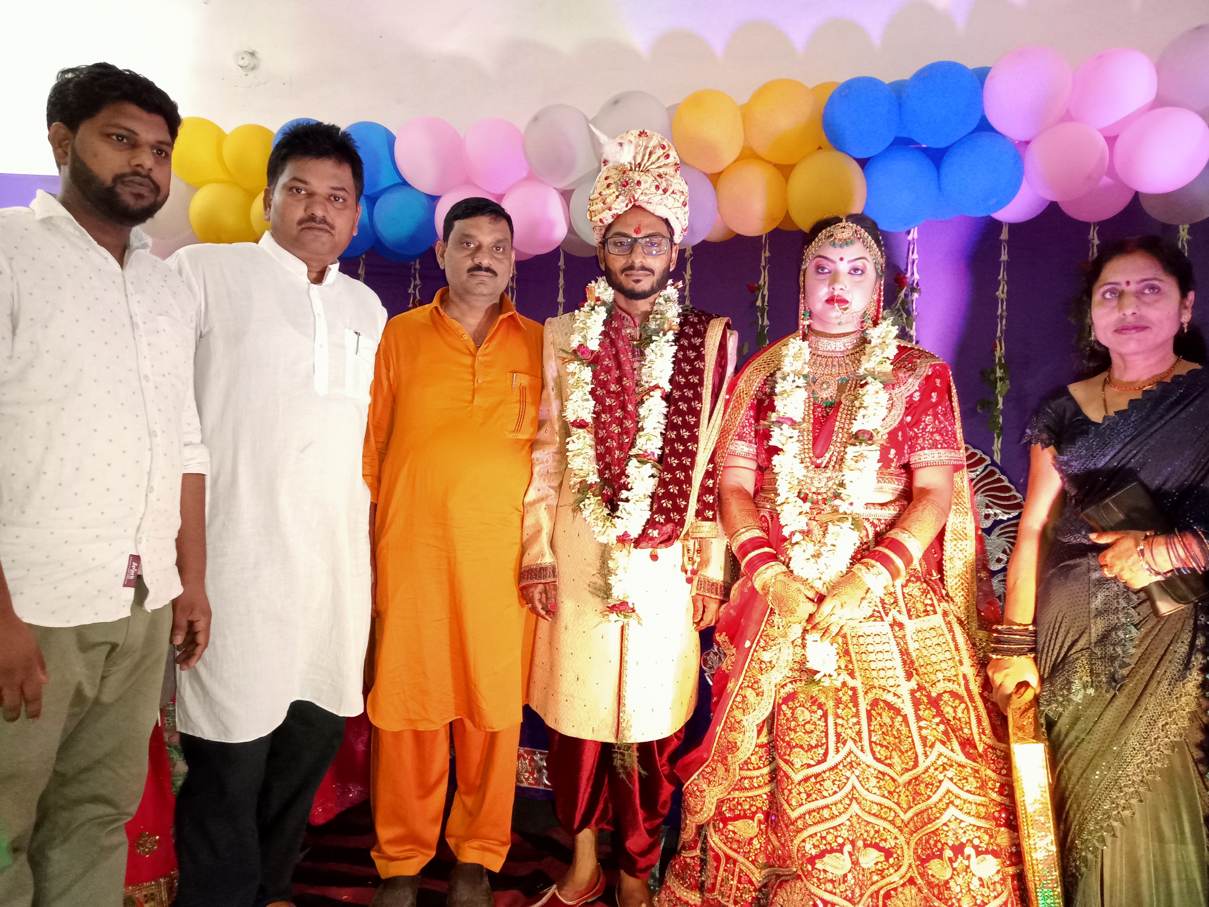 स्टेज पर परिवार के साथ दूल्हा-दुल्हन।