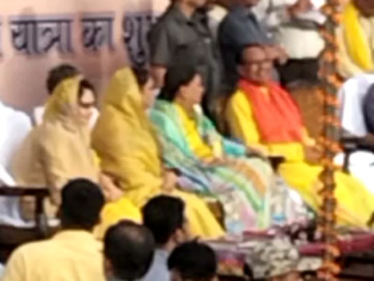 सीएम शिवराज, वसुंधरा राजे सिंधिया और नरोत्तम मिश्रा मंच पर मौजूद।
