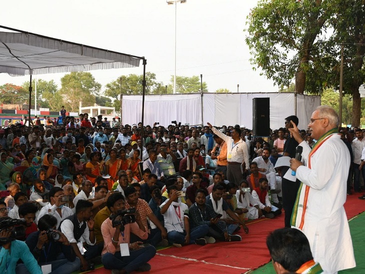 मुख्यमंत्री ने शंकरगढ़ में भी चौपाल लगाकर ग्रामीणों से विभिन्न मुद्दों पर बात की है।
