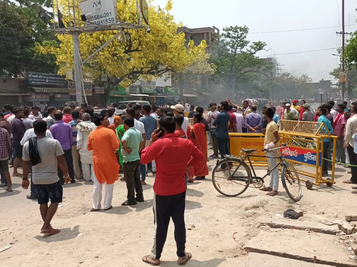 शव को सड़क पर रखकर प्रदर्शन करते व्यवसायी।