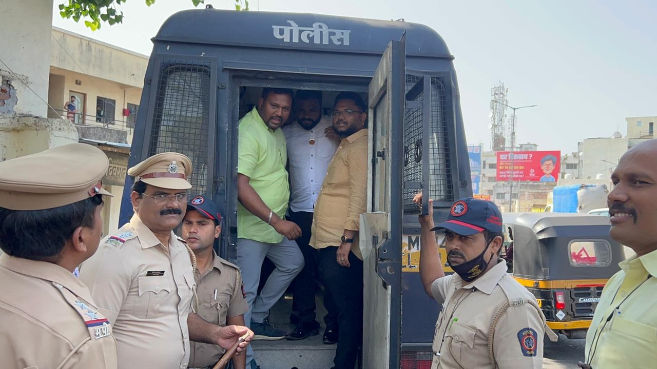पुणे में कई मनसे कार्यकर्ताओं को हिरासत में लिया गया।