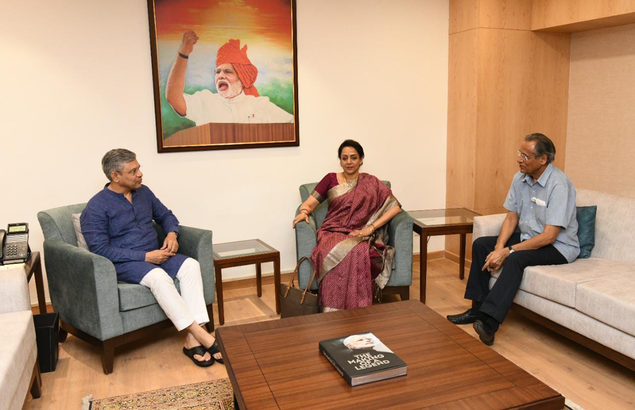 Mathura MP Hema Malini along with the Vice President of Braj Teerth Vikas Parishad met Railway Minister Ashwin Vaishnav.